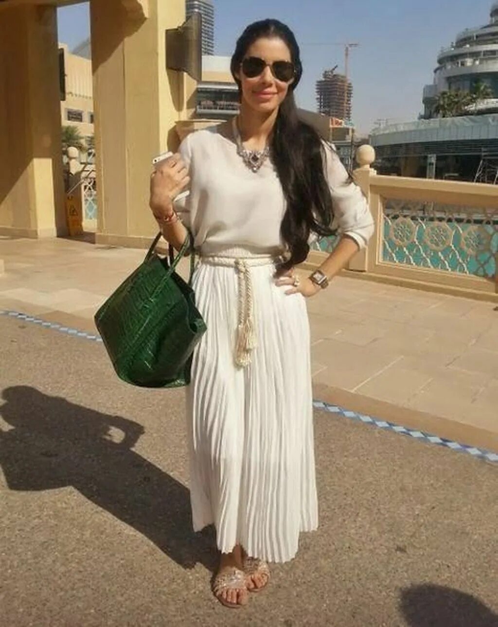 В какой одежде дубай. Эмираты одежда для женщин. Стильные образы для ОАЭ. Стильные образы для отдыха в ОАЭ. Наряды для Дубая.
