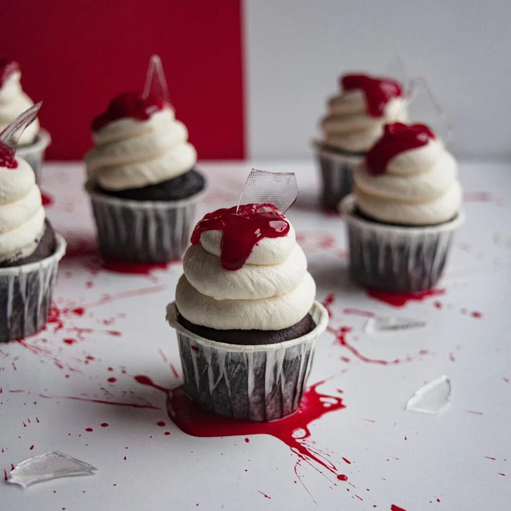 капкейки тренеру. капкейки красный бархат энди шеф. капкейки с джемом. малиновый конфи для капкейков. капкейки с клубничным конфи.