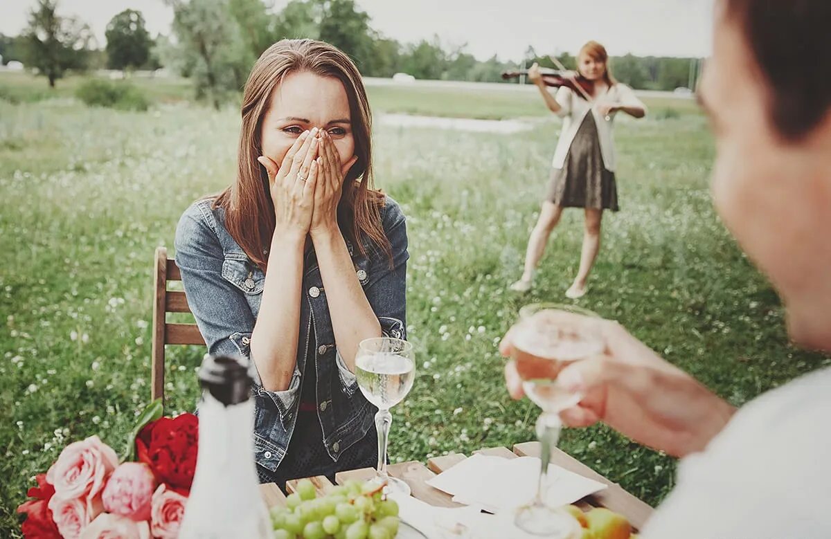 фотосессия предложение руки и сердца. согласиться замуж. свадебная фотосессия в загсе. парень делает предложение. замужество.