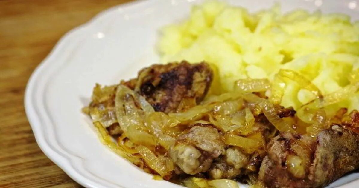 Куриная печень на сковороде. Печень цыпленка с луком. Печень куриная жареная с луком на сковороде. Печенка в сметане. Куриная печень в сметане с луком.