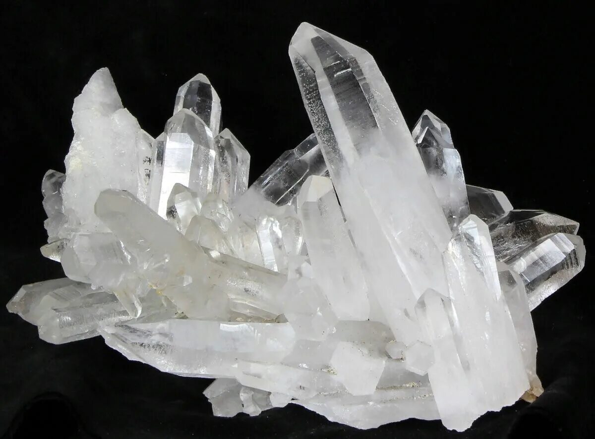 Api quartz. Quartz crystal. белый кварц минерал горный. монокристалл кварца минерал. белый кварц камень кристалл.