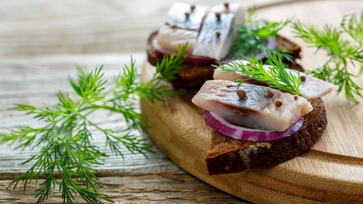 Селедка на черном хлебе. Селедочка на бородинском хлебе. Бутерброды с сельдью и свеклой. Тост с сельдью. Селедочка на бородинском хлебе.