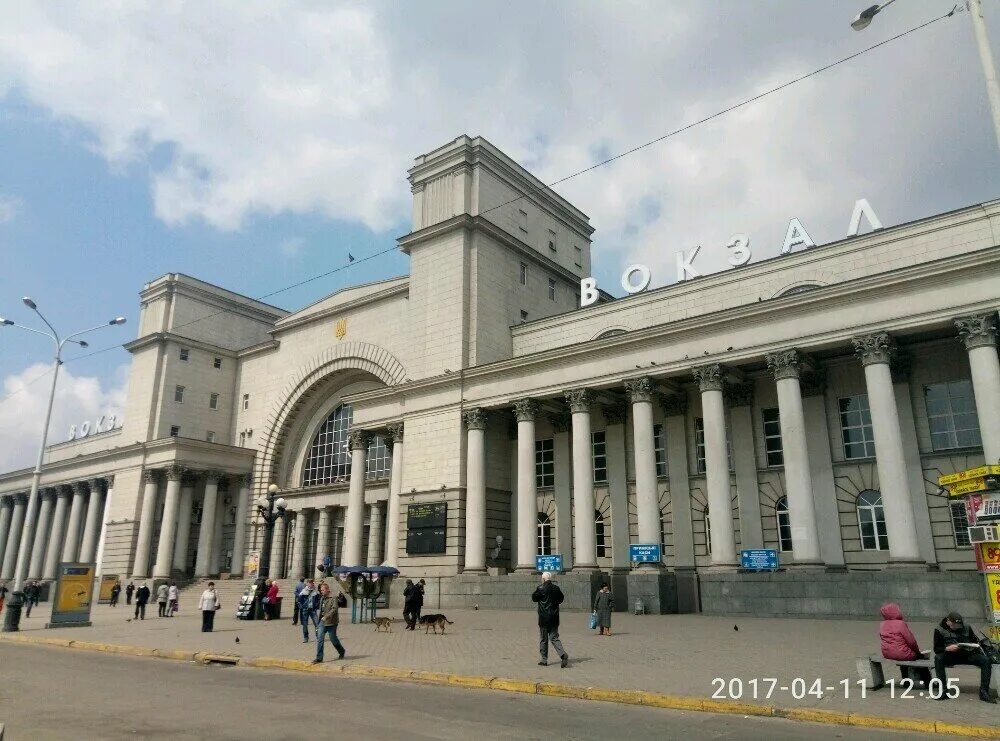 Вокзал днепропетровск. Днепр ЖД вокзал. ЖД вокзал Днепропетровск. Ж/Д вокзал Днепр.