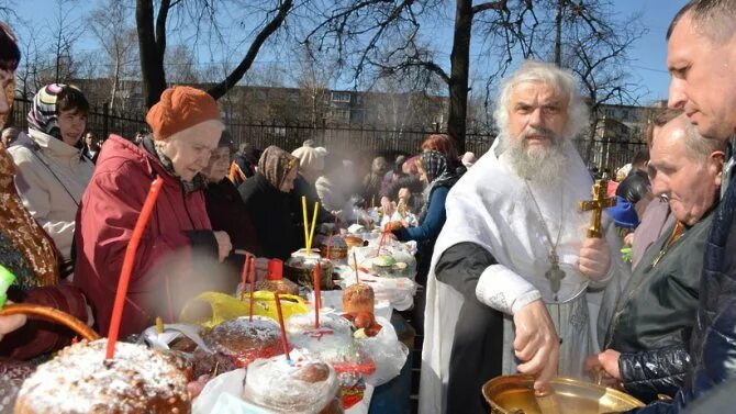 Звонкий где я. Пасха в Смоленском храме Ивантеевки. Праздник новомученников иваноеевкий Смоленский храм Ивантеевки. Ивантеевка Церковь женщины православный. Где в это время можно посвятить Пасху в Ивантеевке.