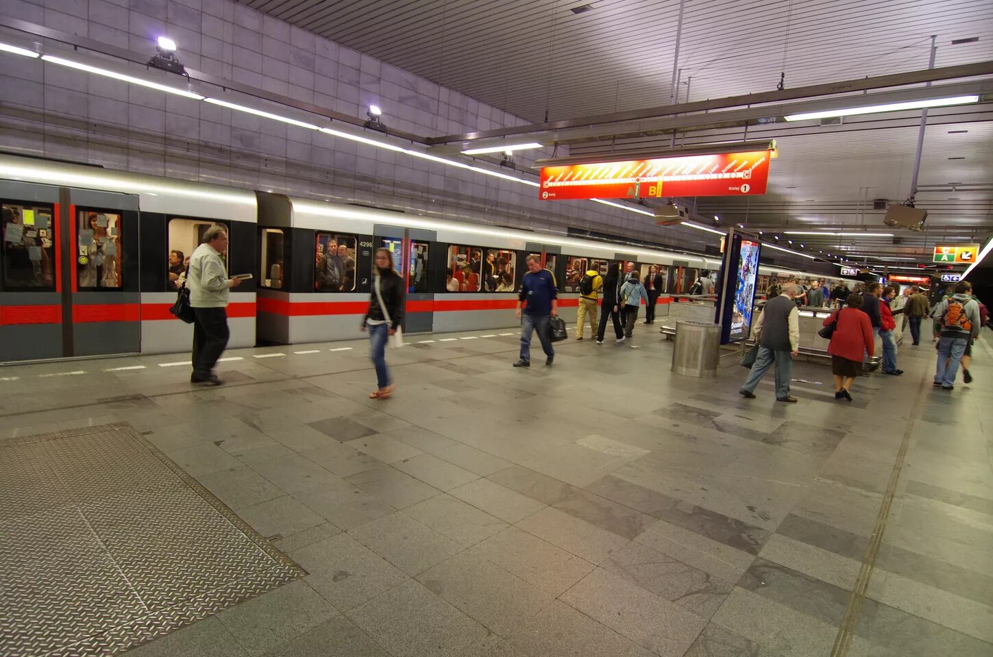 Линии метро прага. Инвалидовна станция метро прага. Станция пражская москва. Метро пражская сегодня. Станция метро пражская.