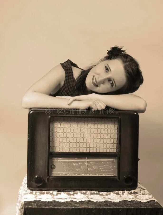 Девушка слушает радио. Девушка с большими наушниками. Реклама радиоприемника. Прослушивание радиоприемника. Люди на радиостанции в наушниках.