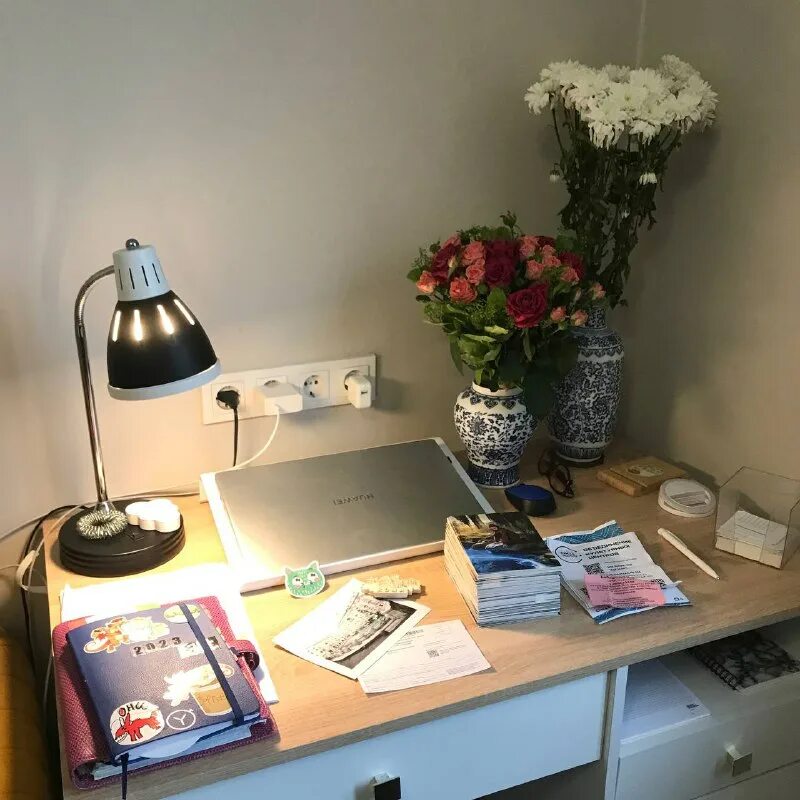 письменный стол вид сверху. рабочее место дизайнера. на столе были в порядке. на столе были в порядке. Gif порядок на столе.