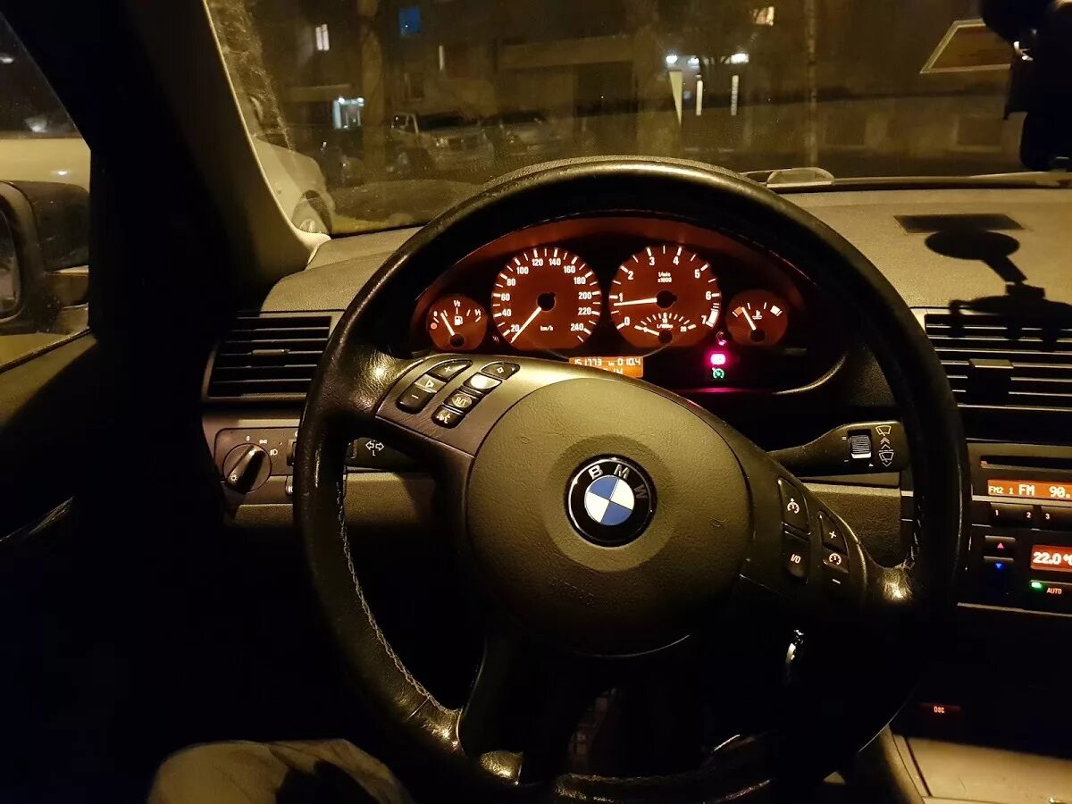 Подсветка е46. BMW e60 за рулем. БМВ е90 салон ночью. За рулем БМВ е46. BMW 3 e46 салон ночью.