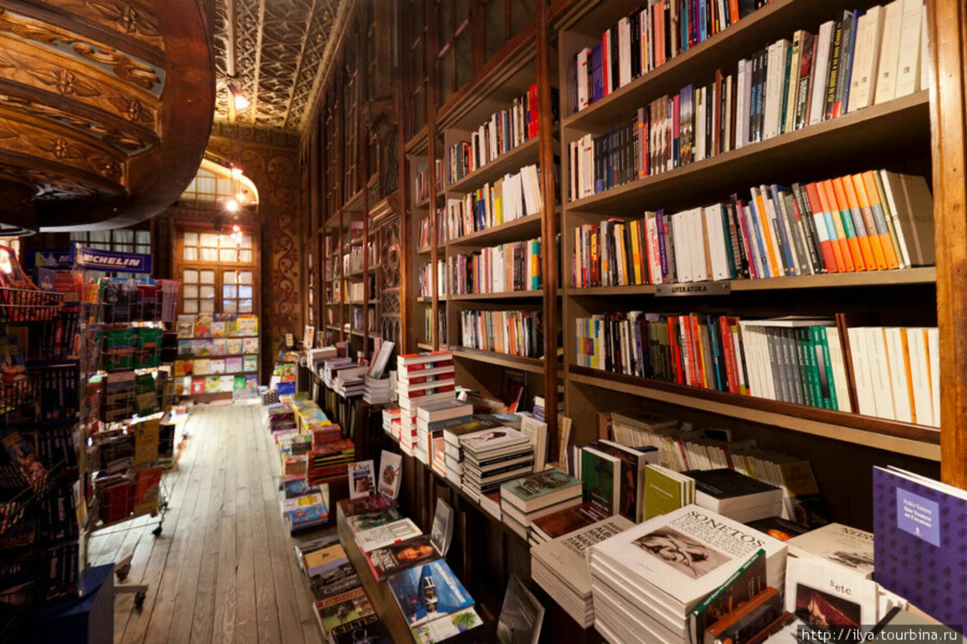 Книжный магазин. Книжный магазин картинки. Книжный прилавок. Книжный магазин внутри. Книжный магазин картинка