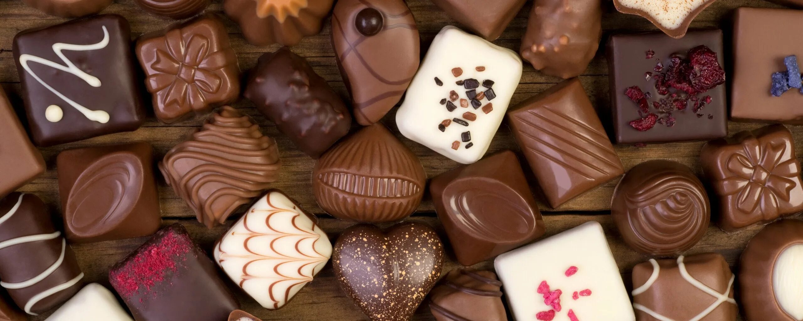 Видеть много конфет. Шоколадные конфеты. Конфеты шоколад. Шоколад картинки красивые. Много шоколадных конфет.