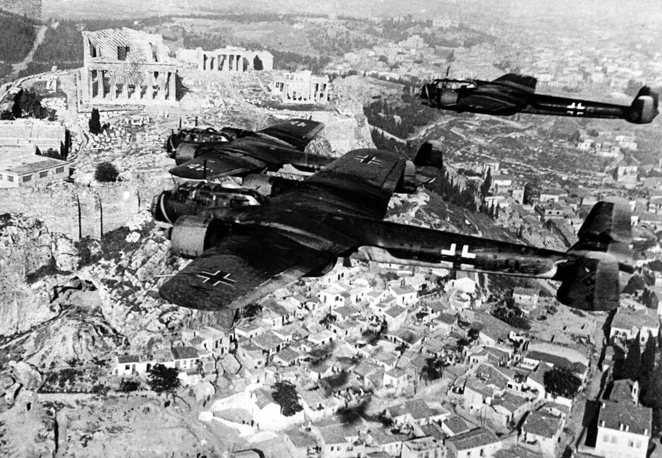 22 июня 1941 немецкие самолеты. Немецкие самолеты бомбят. Немецкие юнкерсы 1941 бомбят. Бомбардировка люфтваффе. Бомбёжки в великую отечественную войну 1941-1945.