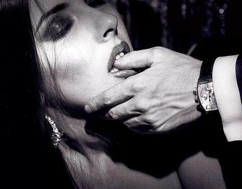 Подчинение девушки. Парень взял в ротик. Брюнетка с бананом. Палец в рот. Девушка девушка берите в ротик.