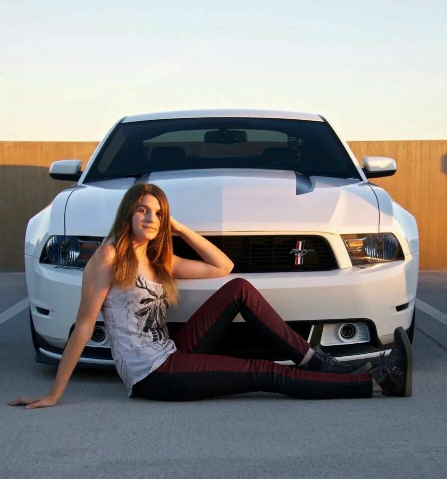 One of the girls streets white mustang. Девушки и Мустанг. Девушки стритрейсеры. Девушки и автомобили Ford Mustang. Девушка с мустангом фотосессия.