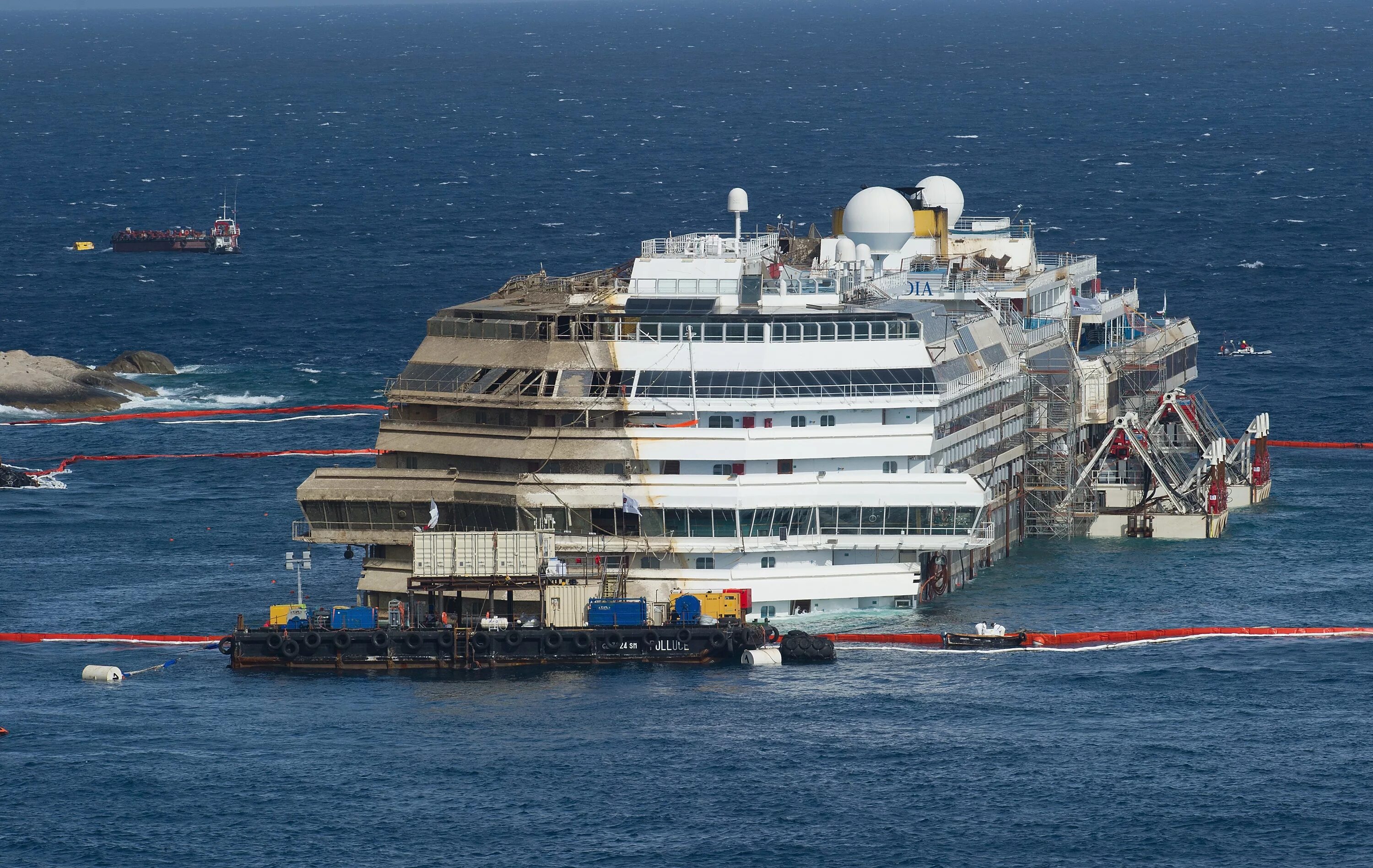 Costa concordia крушение. Корабль Коста Конкордия крушение. Круизный лайнер Коста Конкордия. Коста Конкордия затонувшие корабли. Коста Конкордия 2012 крушение.