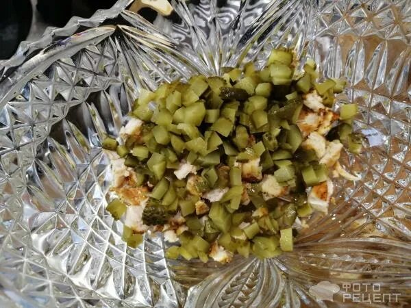 Салат с жарен грибами и маринованными огурцами. Постный салат с шампиньонами. Картофельный салат с шампиньонами. Салат с желудками и грибами. Салат с горошком и яйцом.