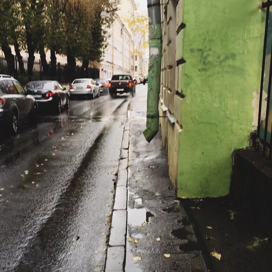 Узкий тротуар. Тротуар СПБ. Санкт Петербург узкий тротуар. Тротуар с дорогой на узкой улице.