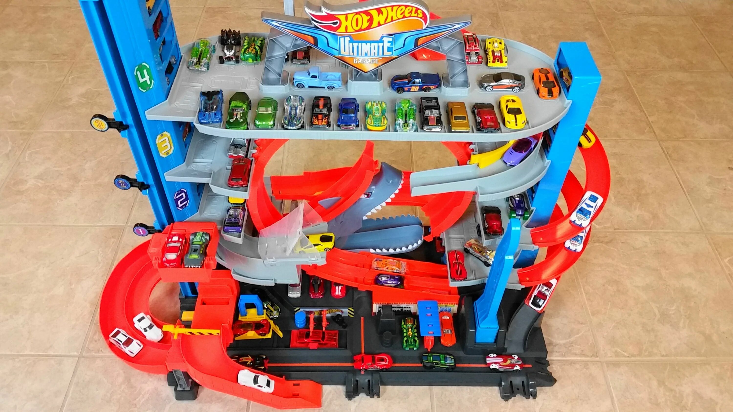 Гараже вилс. Гараж hot Wheels Ultimate. Хот Вилс гараж с акулой. Hot Wheels гараж с акулой. Hot Wheels Ultimate Garage акула.