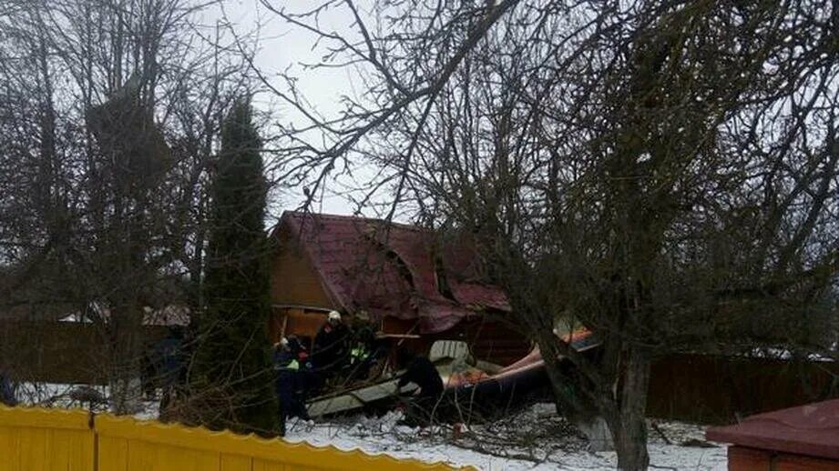 Фото погибших в подмосковье. Самолет упал на дачные участки. Самолет на дачном участке. Самолет упал на частный дом. Коломна упал самолет.