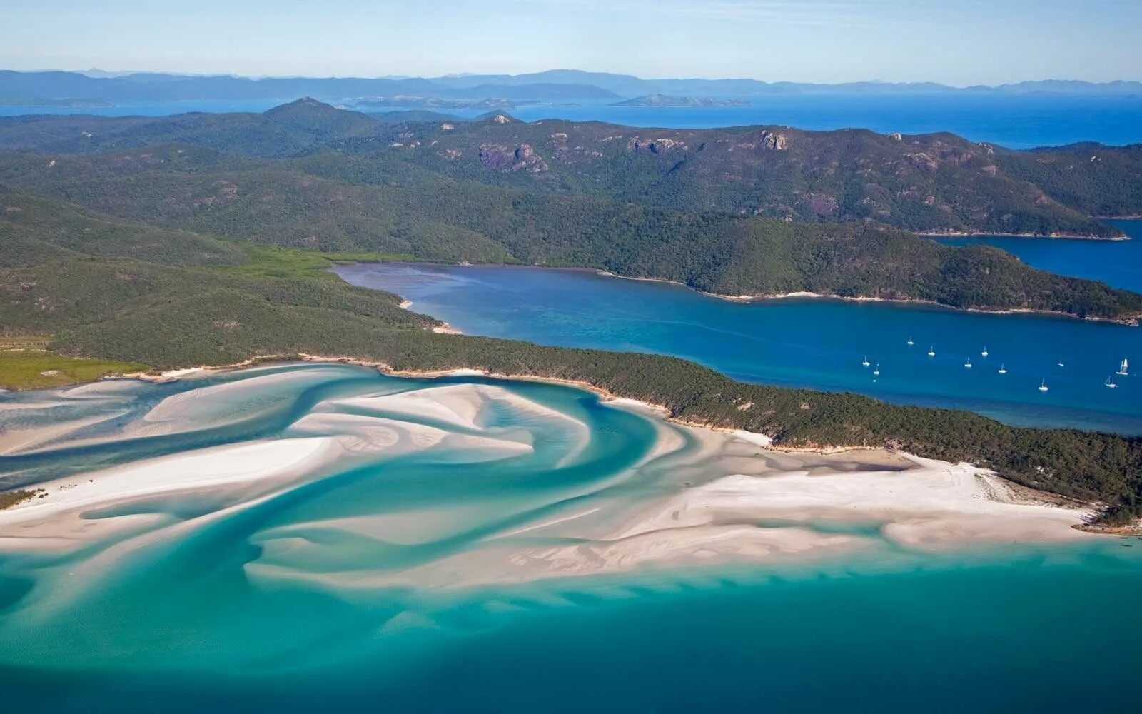 Two large islands. Whitehaven Beach Австралия. Острова Уитсанди Австралия. Пляж уайтхэвен Австралия. Уайтхэвен-Бич, остров Уитсанди, Австралия.