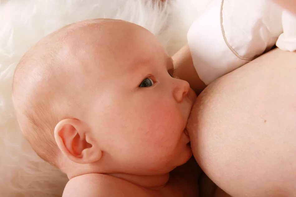 красивые молочные груди. сцеживание грудного молока. лактация у женщин. мастит в послеродовом периоде. система докорма снс.