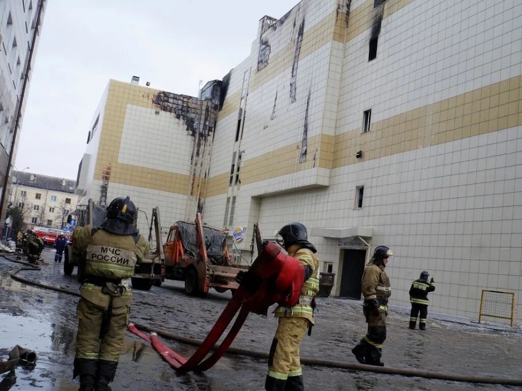 В каком году пожар в кемерово. Кемерово пожар в торговом центре. Пожар в Кемерово в ТЦ зимняя вишня. ТЦ зимняя вишня Кемерово. Пожар в торговом центре «зимняя вишня».