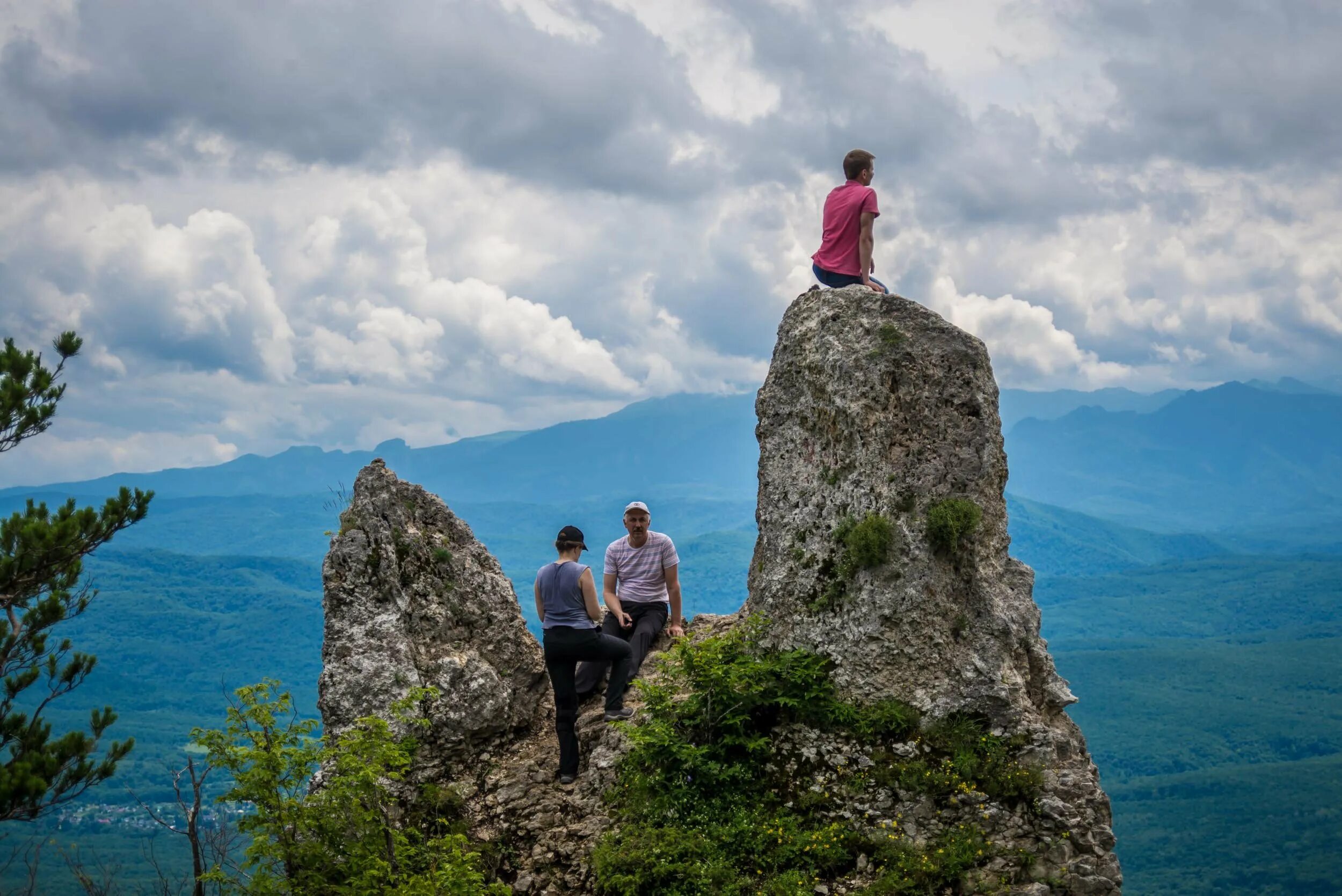 Человек на обрыве. Гора чертов палец адыгея. Эверест гора восхождение. Восхождение на гору. Гора арарат восхождение.