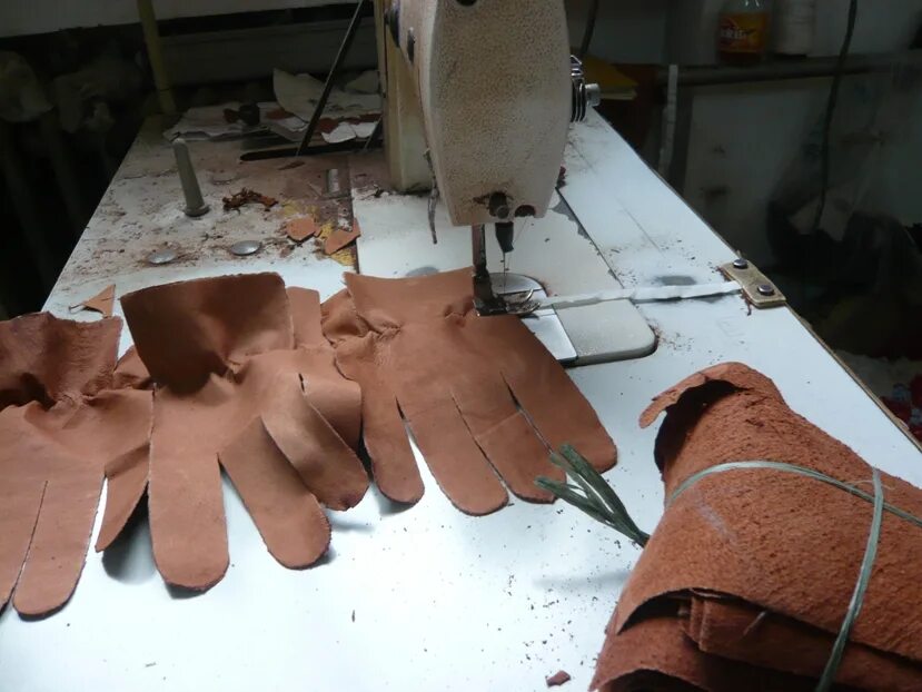 Шлифовка кожаных изделий. Шерфование кожи. Декоративные швы на кожаных изделиях. Отделка кожа по коже. Самая тонкая кожа для пошива изделий.