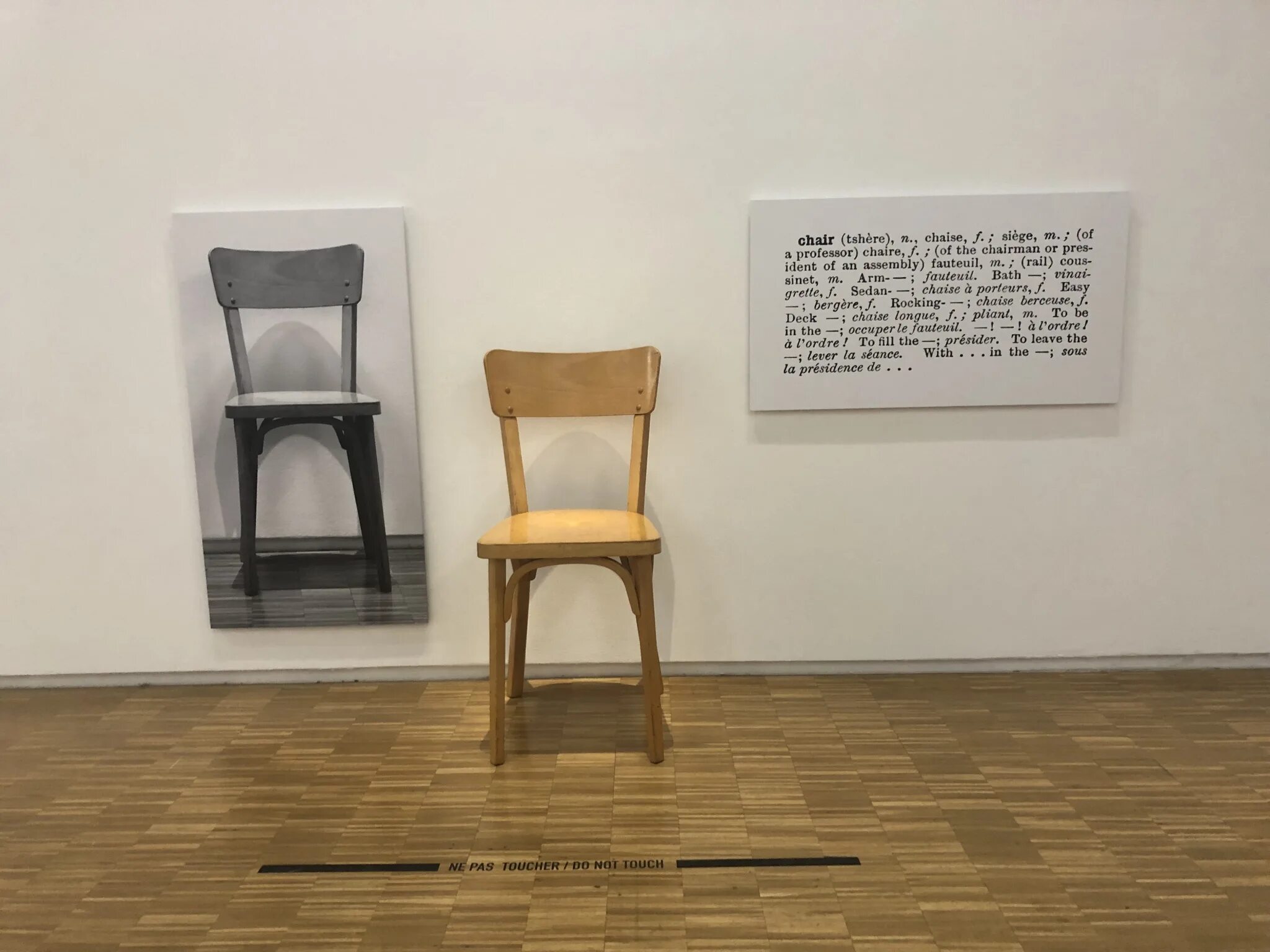 Один и три стула. Джозеф кошут искусство. джозеф кошут один и три стула. концептуализм кошут. джозеф кошут концептуализм картины.