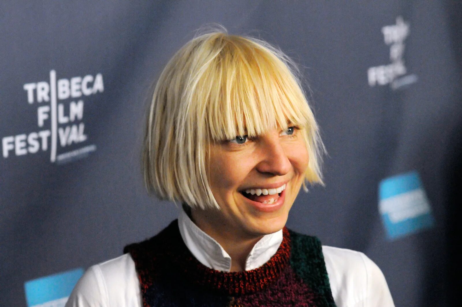 Sia bird. Сиа Ферлер. Си́а Кейт Изобе́ль фёрлер. Sia певица. Сиа Ферлер 2022.