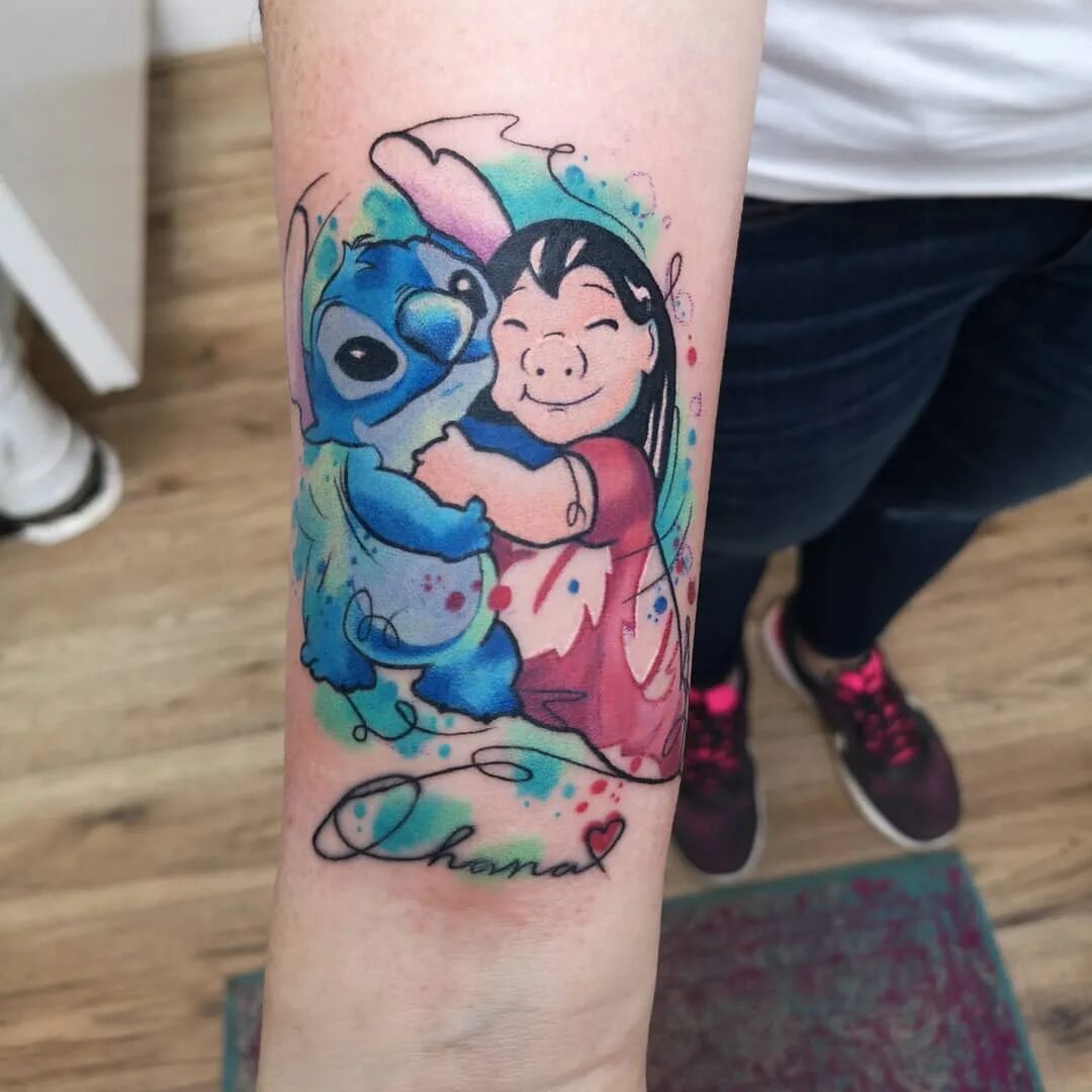 Лило и стич тату. Татуировка лило и стич. Парные тату стич. Лило и стич тату. Тату охана с лило и стич маленький.