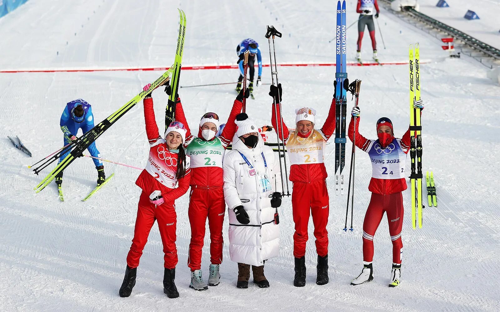 Впереди нас ехали спортсмены лыжники вовремя. Лыжницы России на Олимпиаде 2022.
