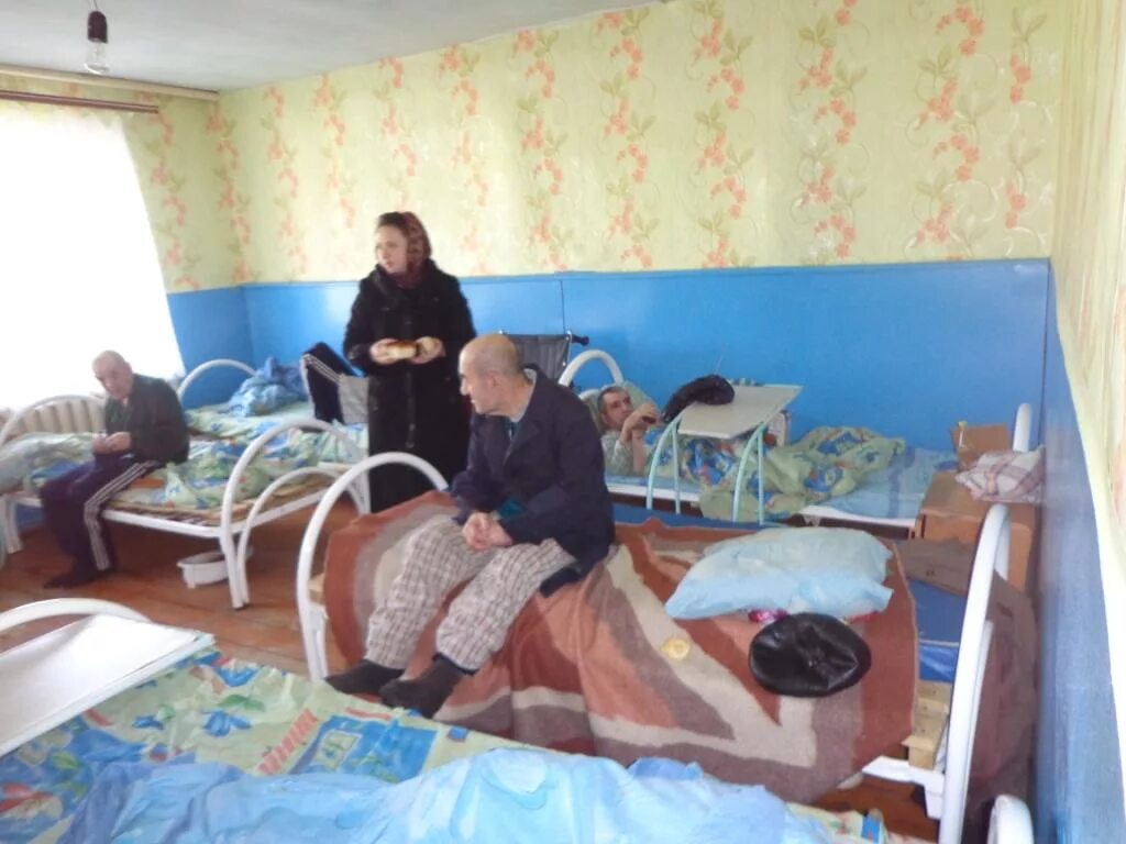 Интернат в петродворце для душевнобольных. Интернат для душевнобольных детей. Дом интернат для душевнобольных. Великорыбальский психоневрологический дом-интернат. Пациенты психоневрологического интерната.