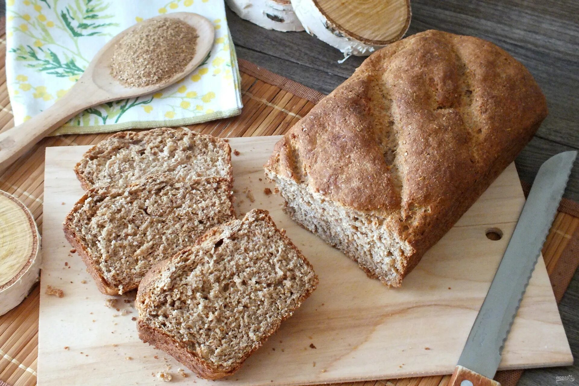 Цельнозерновой хлеб простой рецепт. Хлеб пшеничный отрубной. Цельнозерновой отрубной хлеб. Цельнозерновая выпечка. Бездрожжевой хлеб с отрубями.