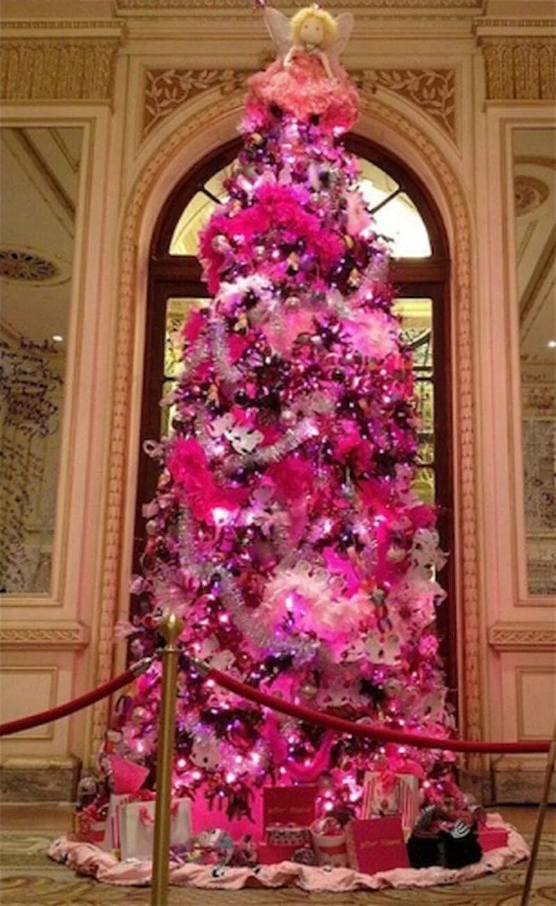 Розовая Новогодняя елка. Наряженная елка в ярко розовом цвете. Большая розовая елка. Елка в розовых тонах.