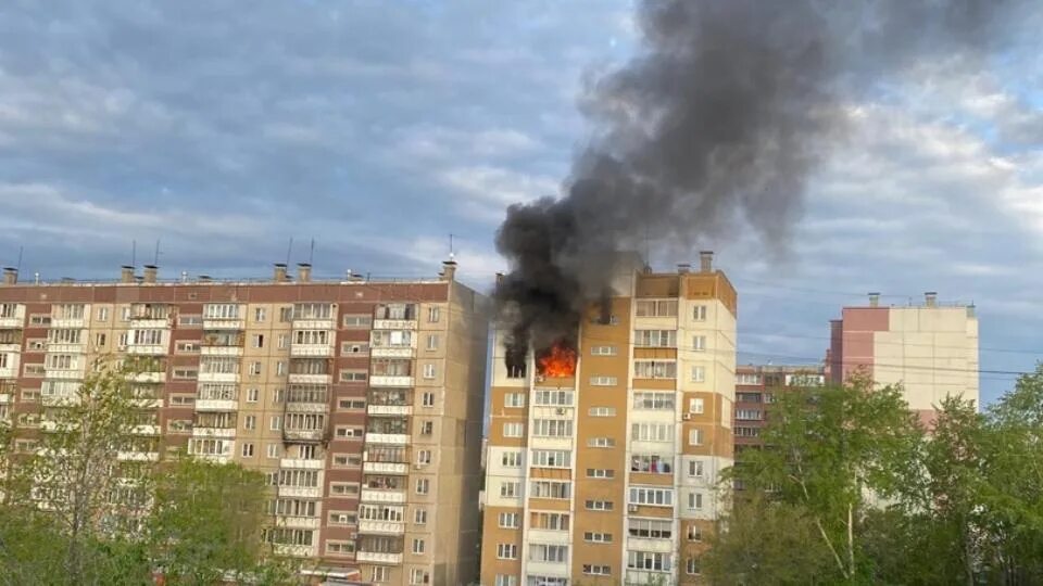 В челябинске сгорел. Энергетиков 23б Челябинск. Пожар в Челябинске проспект Победы. Горящий многоэтажный дом. Пожар многоэтажного дома.