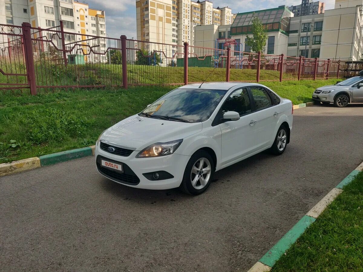 Ford Focus 2 Рестайлинг седан белый. Ford Focus II Рестайлинг 2011. Ford Focus 2011 седан белый. Форд фокус 2 Рестайлинг седан белый.