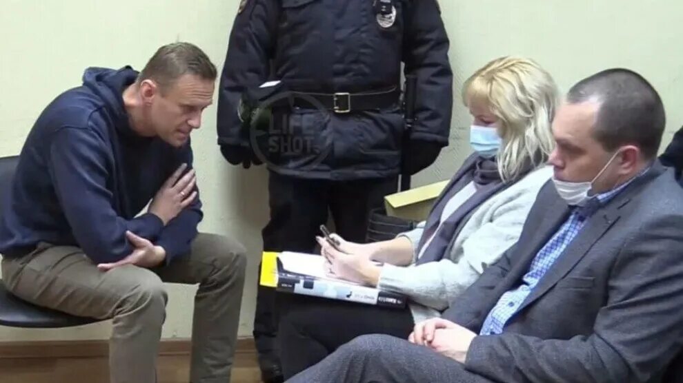 Наказание 30 суток. Навальный лысый. Навальный в суде.
