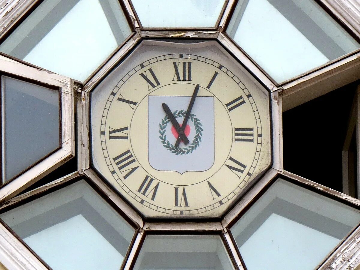 Магазин часы калуга. Магазин часы на ленина калуга. Сувенирные часы калуга. Театральная площадь калуга. Часы калуга.