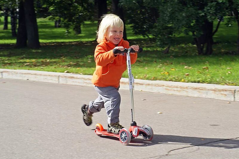 Ребенок на самокате. Самокат для детей 3 лет. Детские самокаты на улице. Лучшие самокаты для детей.