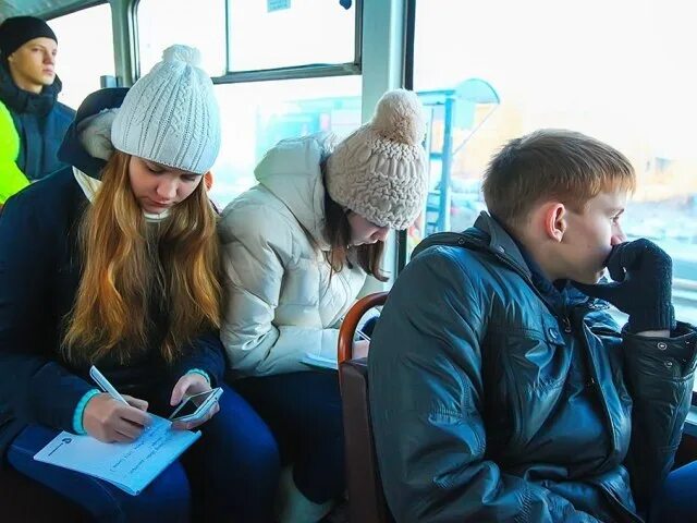 Студенческий проезд на автобусе. Школьники в автобусе. льготный проезд для школьников. бесплатный проезд для студентов в общественном транспорте. льготный проезд для школьников автобус.