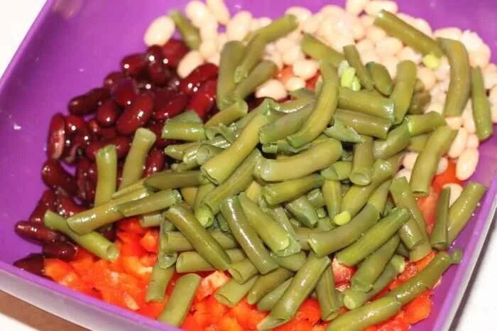 Консервировать фасоль с овощами рецепт. Овощной салат со стручковой фасолью. салат из стручковой фасоли с ветчиной. салат с фасолью стручковой и консервированной. салат со стручковой фасолью и курицей.