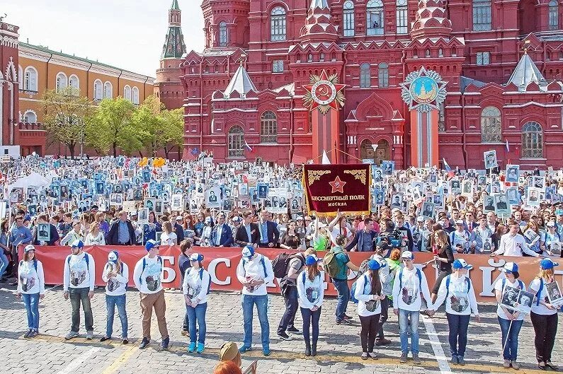 Россия принимала участие в победе. Волонтеры Бессмертного полка Москва. Волонтеры Победы на параде на красной площади. Волонтеры Победы парад. Бессмертный полк красная площадь.