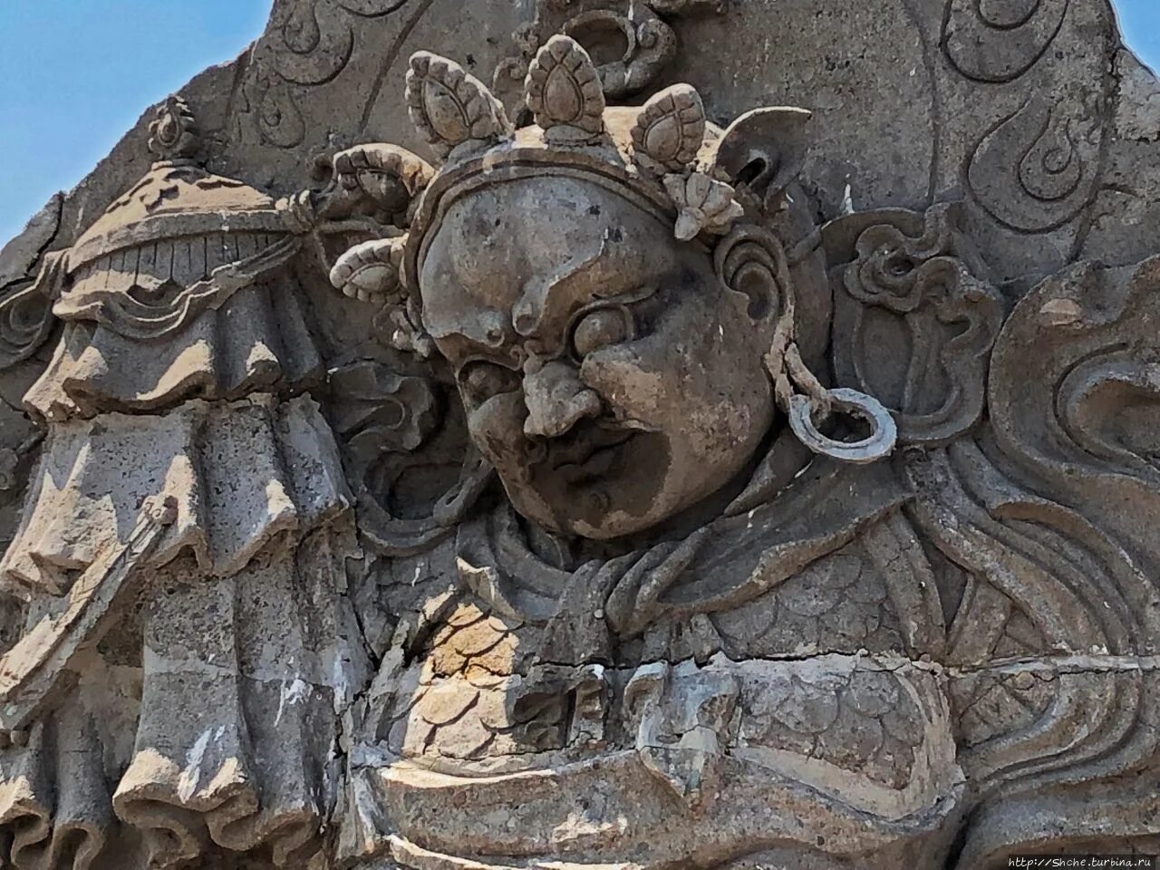 статуи острова нуку-хива. толкает камень в гору. статуя в пустыне. бог каменных людей. скульптуры на острове нуку хива.