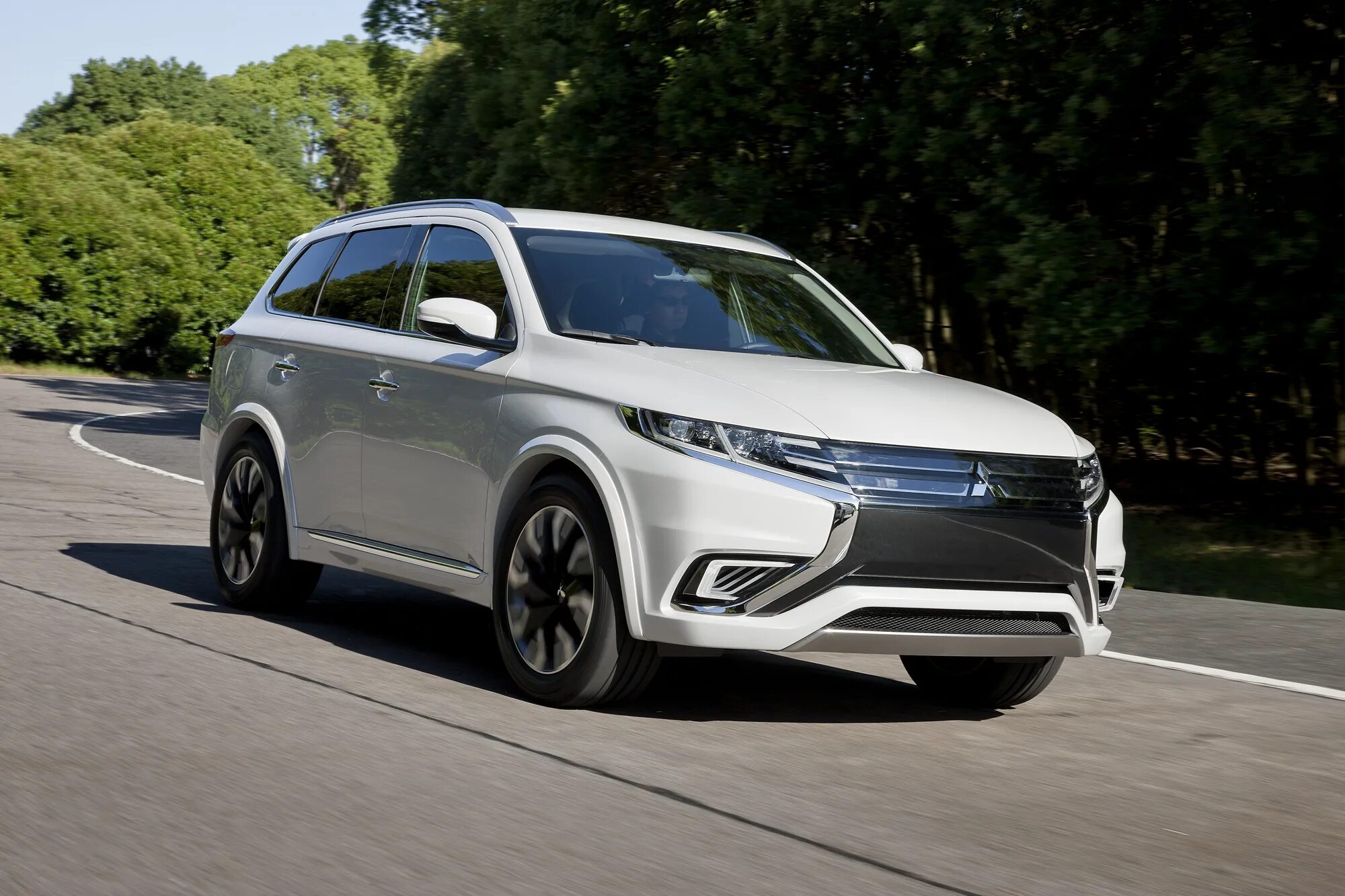 4 поколение купить. Mitsubishi Outlander 3 PHEV. Аутлендер 4 поколения. Концепт Mitsubishi Outlander PHEV. Новый Митсубиси Аутлендер 4 поколения.