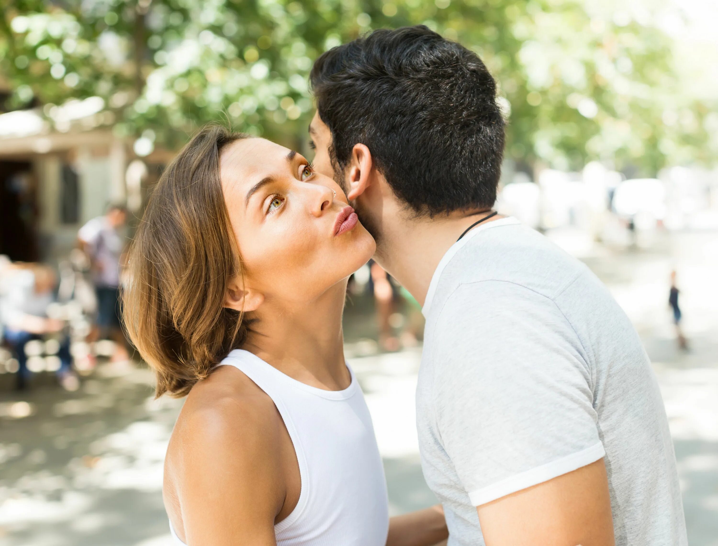 Brunette kiss. Поцелуй. Поцелуй при встрече. Поцелуй в щеку при встрече. Поцелуй в щечку при встрече.