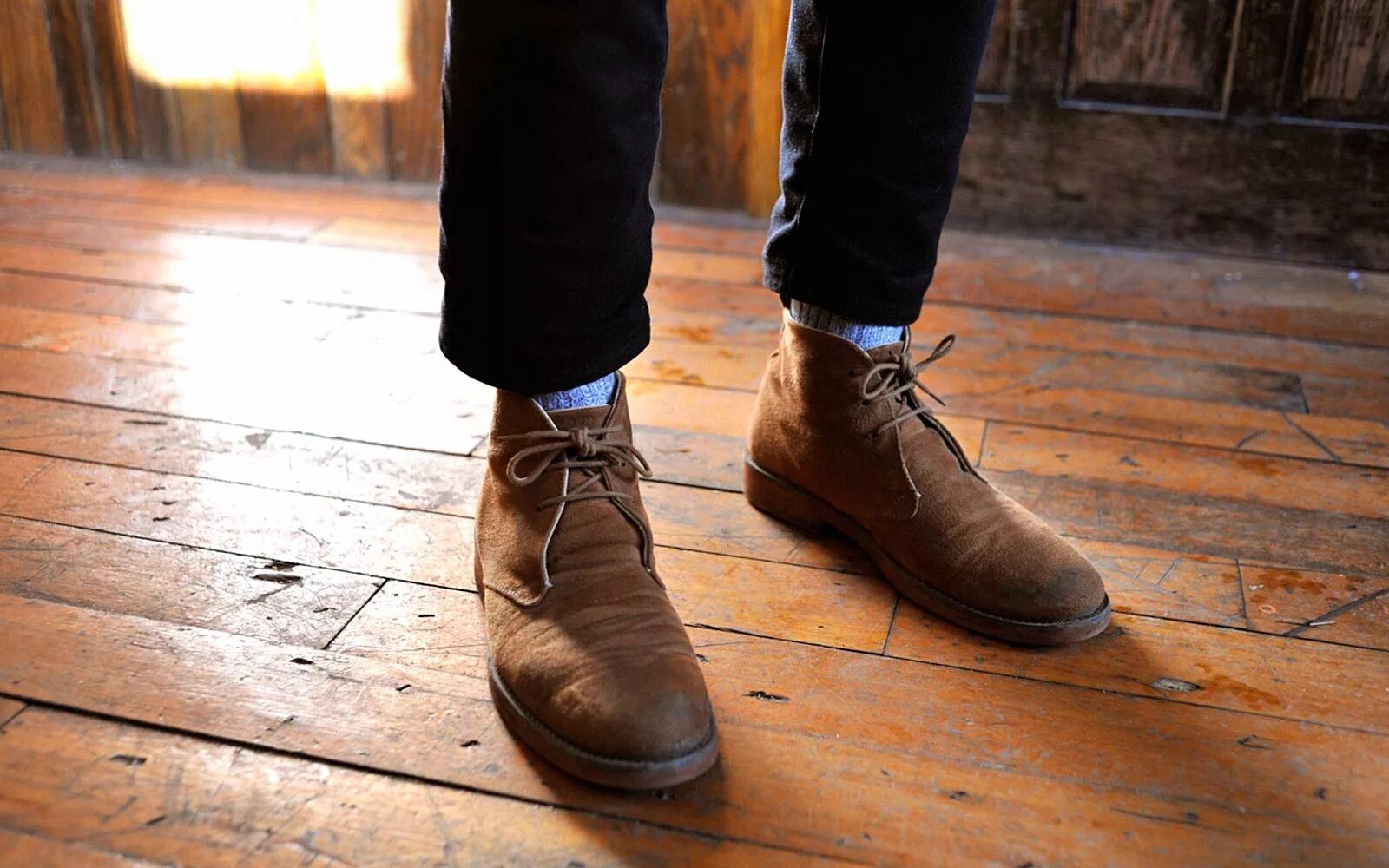 Ботинки мужские кожа. Обувь на полке. Ассортимент женской обуви. Обувь на прилавке. Туфли под джинсы мужские.