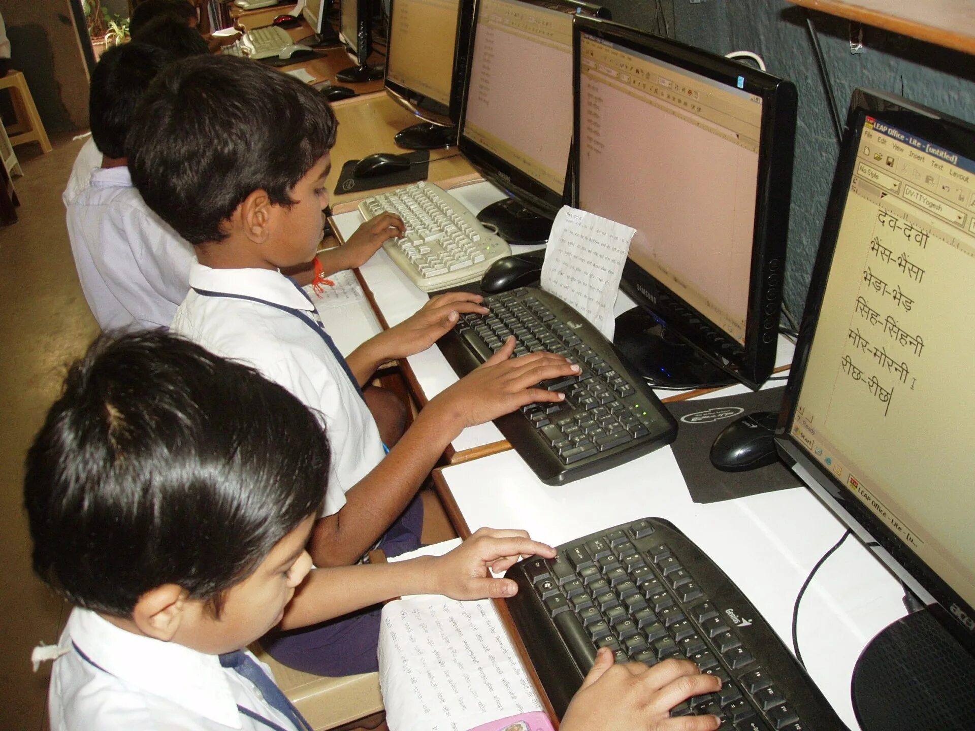 Comparing schools. Компьютер для детей. Индийские дети в школе. Компьютеры в образовании. Дети индусов с компьютером.