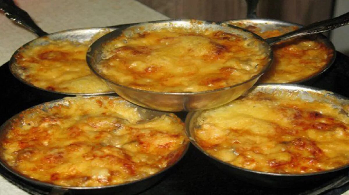 жюльен. кокот грибной. жульен домашний. жюльен с курицей и грибами в духовке. жульен с курицей и грибами в духовке.