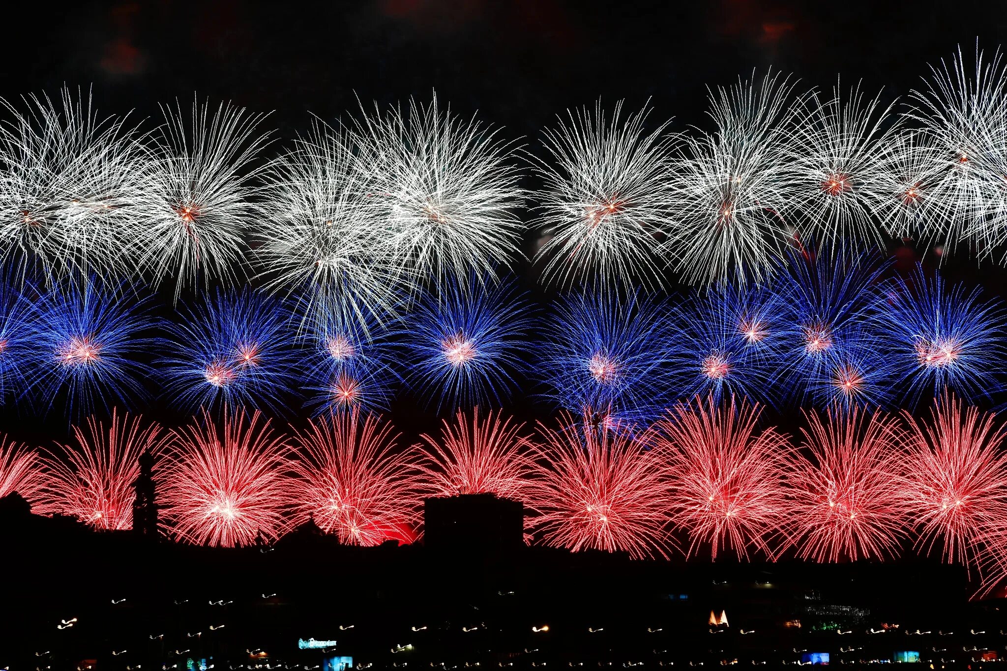 Fireworks display. Красивый салют. Красивый салют над машиной. Пиротехника освещении театре. Салют ночью.