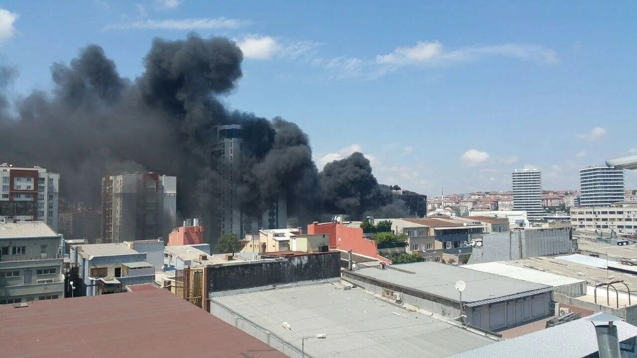 В стамбуле горит небоскреб. Пожар в турции 2021. Горящее здание много итажка. Пожар в стамбуле на судне видео. Стамбул в огне.